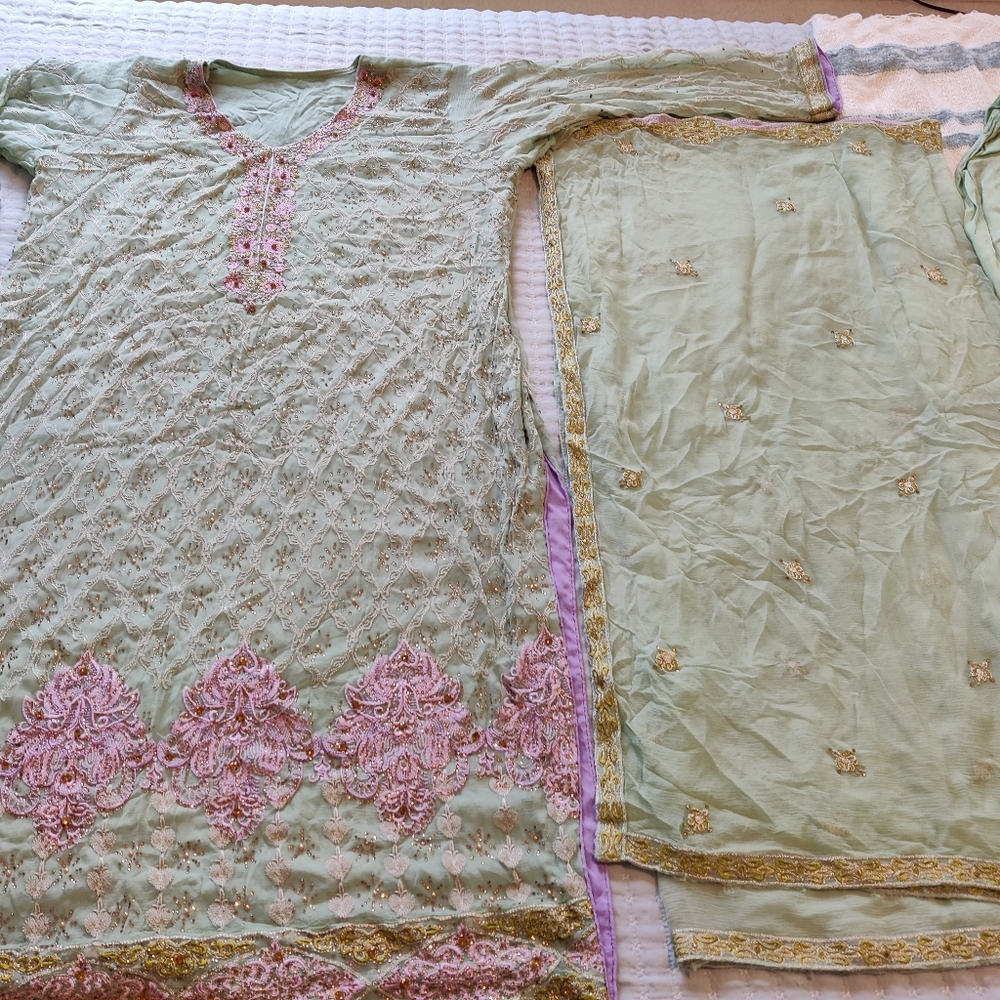 Pakistani Shalwar kameez